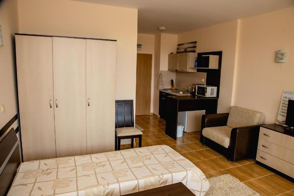 Bright Studio With Parking & Pool Sveti Vlas Exteriör bild